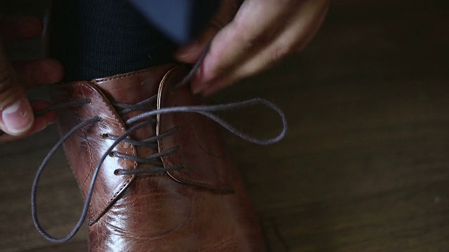 男人系漆皮鞋正式和节日着装。视频素材