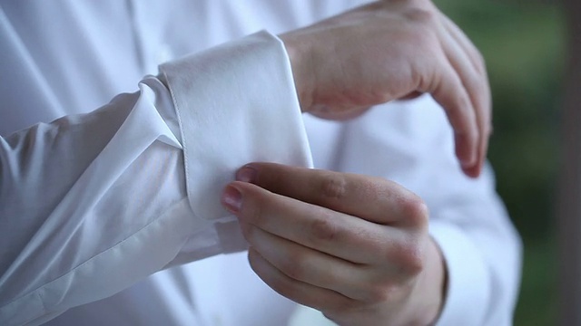男人穿着白色衬衫和袖扣视频素材