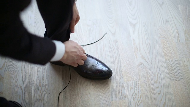 男人穿上鞋子。视频素材