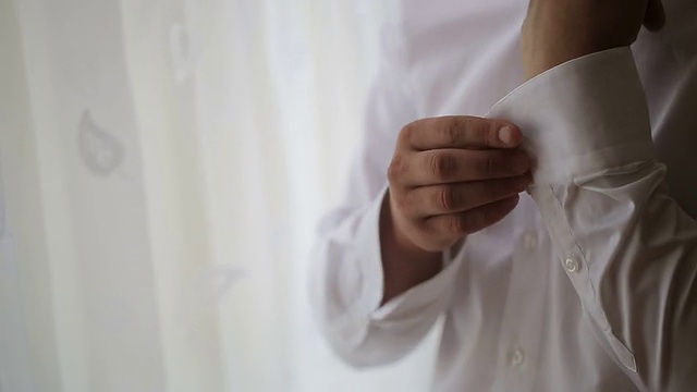 男人穿着白色衬衫和袖扣视频下载