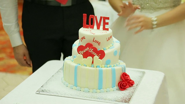 新娘和新郎都喜欢吃蛋糕视频下载