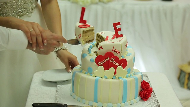 新娘和新郎切蛋糕视频下载