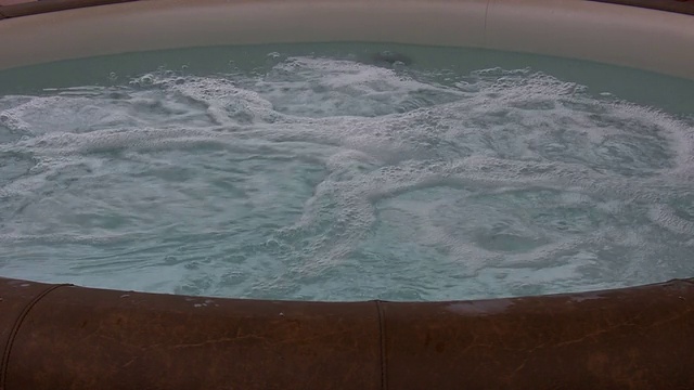 充满泡泡水的现代按摩浴缸视频素材
