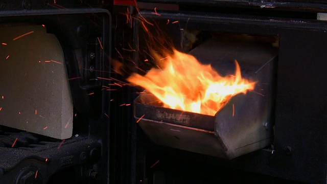 打开现代木屑颗粒炉的燃烧器视频下载