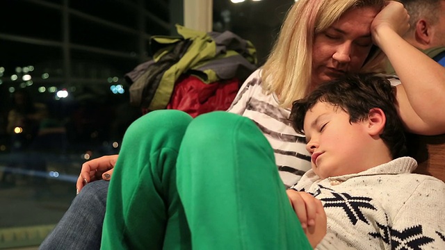 母亲和她的小男孩在机场等着视频素材