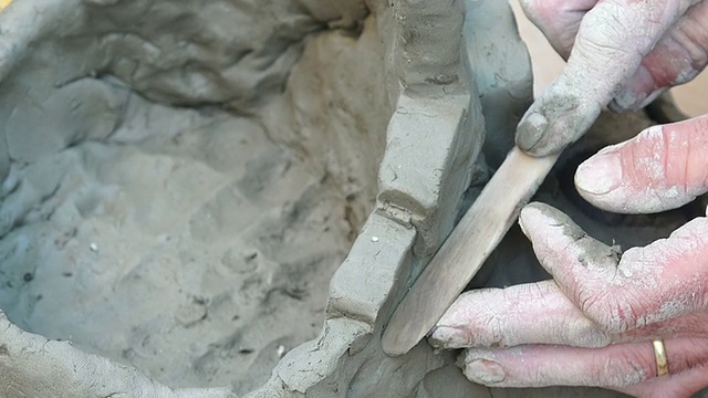人类正在用手和工具塑造泥塑视频下载