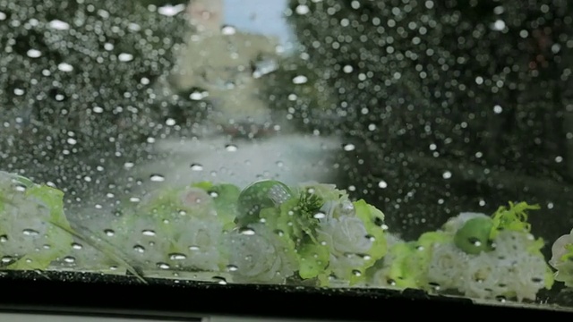 汽车挡风玻璃上的雨滴视频下载