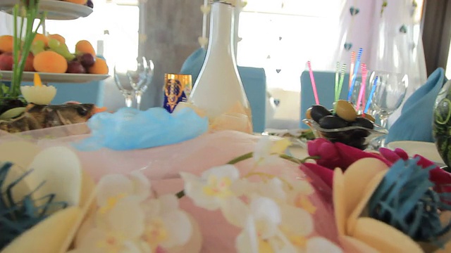 婚宴上的不同食物视频下载