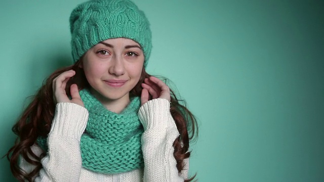 戴着绿松石编织帽的漂亮女孩视频素材