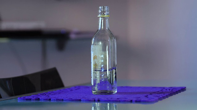 把一瓶水放在桌子上视频下载