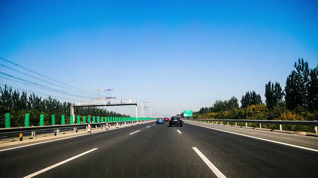 北京,.China-Oct。2014年13日:在中国北京的高速公路上行驶视频下载
