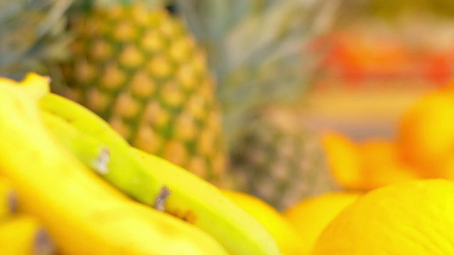 市场上的新鲜水果摊:香蕉、葡萄柚、香蕉、黄色视频下载
