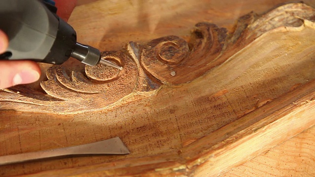近距离的木匠雕刻木材与雕刻工具。视频下载