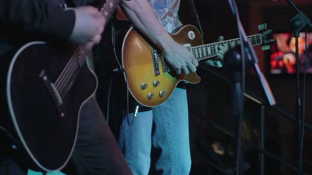 舞台上有两个吉他手视频素材