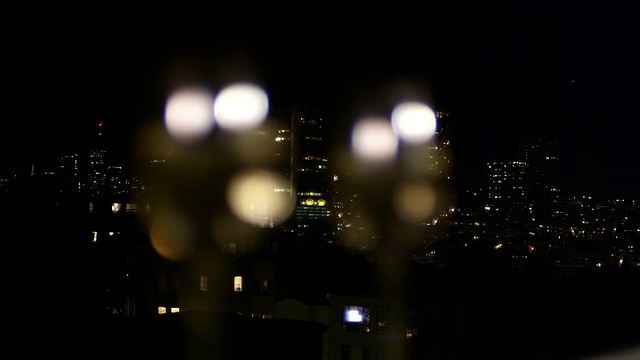 近距离的两个葡萄酒杯与旧金山的城市灯光在晚上他们的背后视频下载
