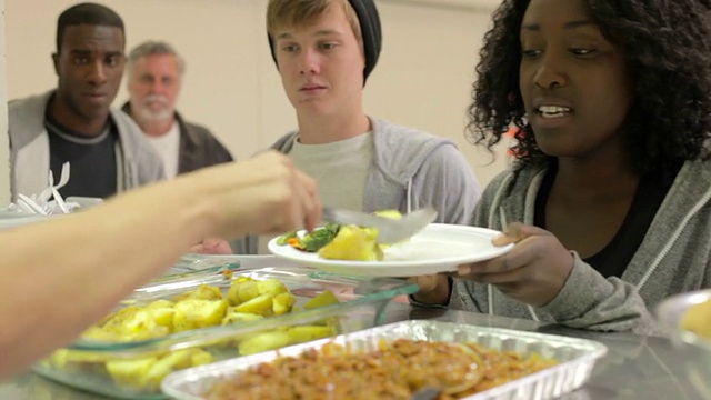 厨房为无家可归者提供食物视频下载