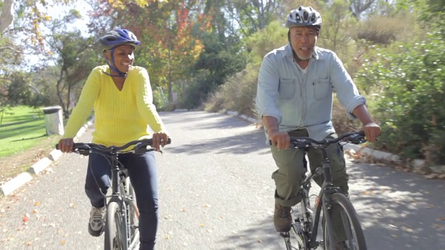 一对老年夫妇在乡下骑自行车视频素材