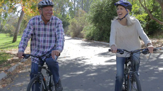 一对老年夫妇在乡下骑自行车视频素材