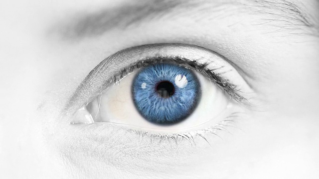 女性的眼睛。蓝色和绿色。白色/蓝色的皮肤。视频素材