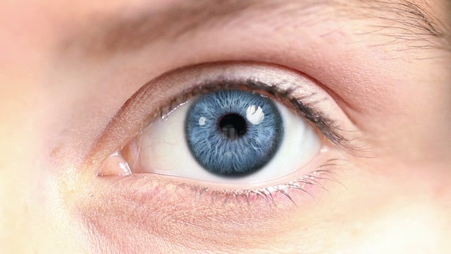 女性的眼睛。蓝色和五彩缤纷的。定期/白色。2在1。Loopable。视频素材