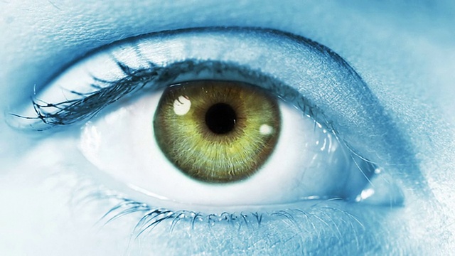 人类的眼睛。蓝色/绿色。蓝色/常规皮肤。视频素材