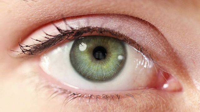 人类的眼睛。五彩缤纷的/绿色。定期,白色的皮肤。视频素材