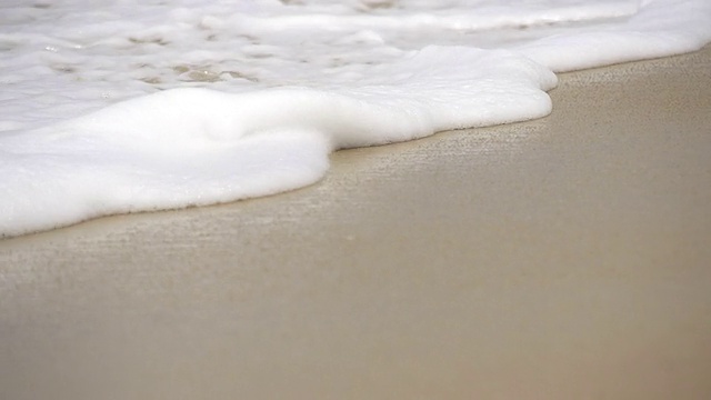 慢镜头:海浪在沙滩上滑行视频下载