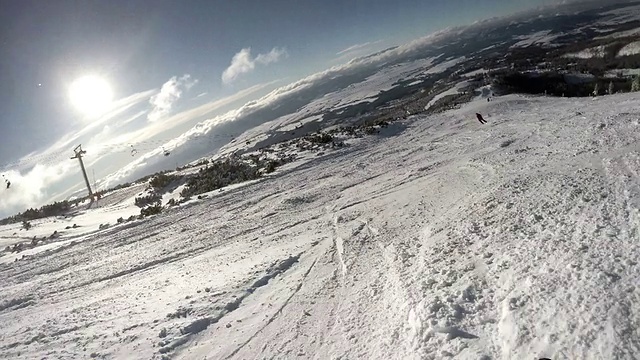 1080p高清:滑雪者从雪山森林下山视频素材