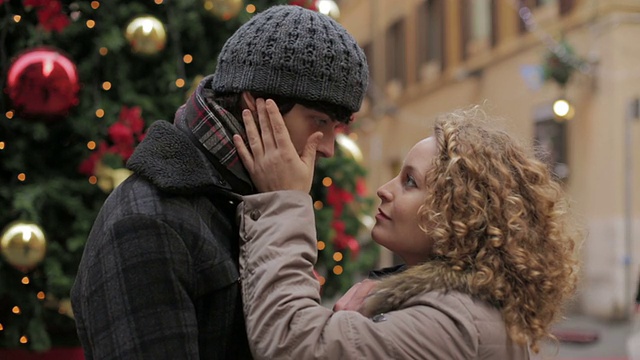 一对相爱的情侣在圣诞期间相拥，爱抚，温柔，亲吻视频素材