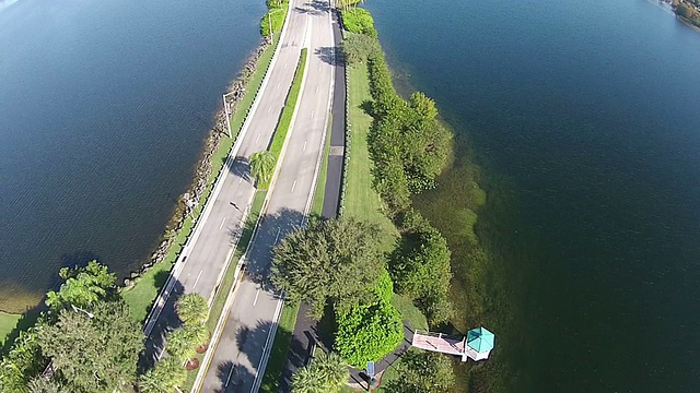 穿过湖泊的道路视频素材