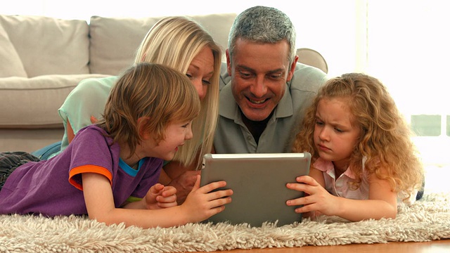 幸福家庭一起用平板电脑视频素材