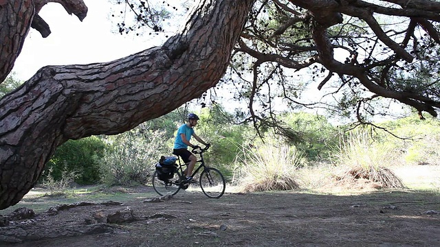HD:在大自然中骑自行车视频素材