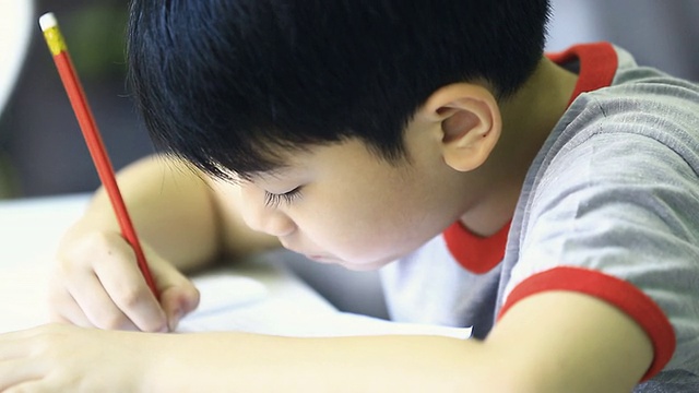 亚洲孩子只是做家庭作业视频素材