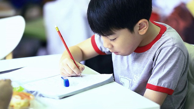 亚洲孩子只是做作业和吃饭视频素材