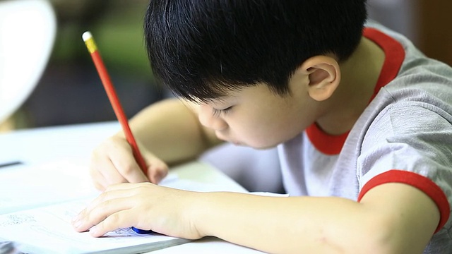 亚洲孩子只是做家庭作业视频素材