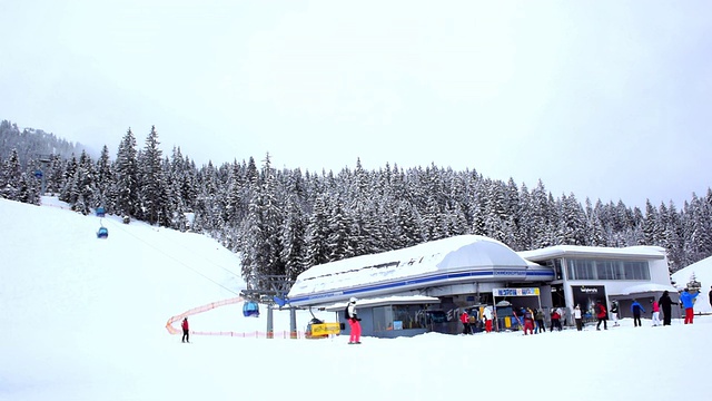 人们在滑雪坡上滑雪和滑板滑雪视频素材