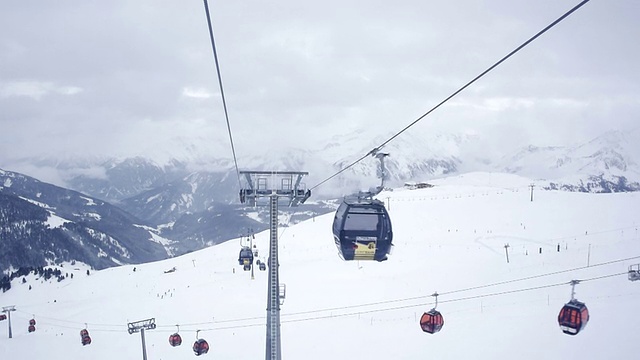 从滑雪缆车上俯瞰雪山的景色视频素材