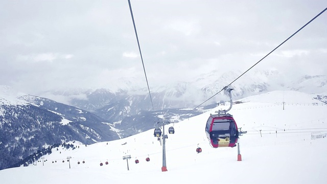 从滑雪缆车上俯瞰雪山的景色视频素材