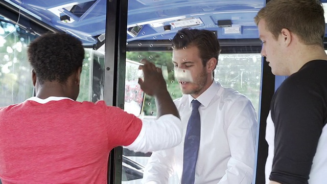 两个十几岁的乘客与公交车司机争吵视频素材