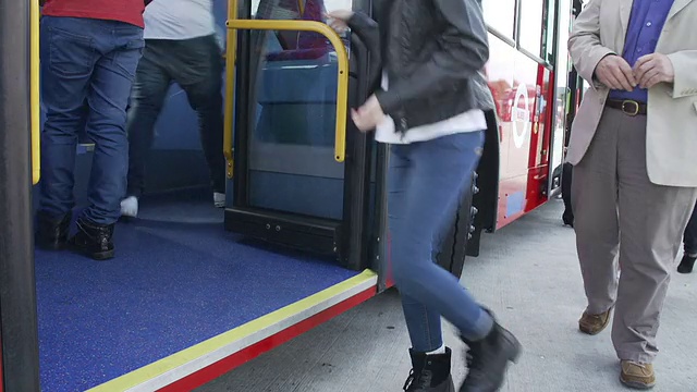 乘客登上巴士的脚的时间流逝视图视频素材
