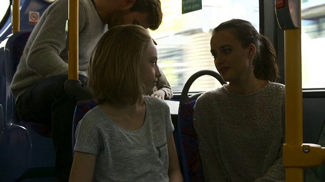 两名年轻女子一起乘坐公共汽车视频素材