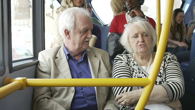 老年夫妇享受巴士之旅视频素材