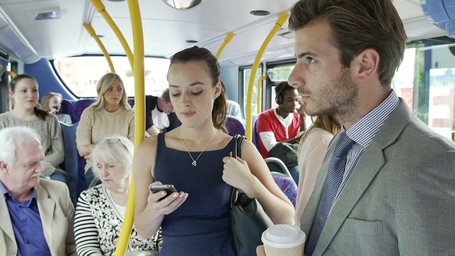 乘客站在繁忙的通勤巴士上视频素材