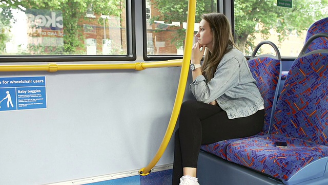 乘客将手机落在巴士座位上视频素材