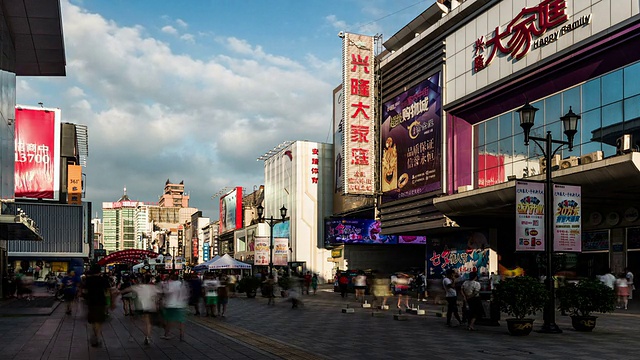 中国沈阳-2014年8月1日：顾客在中国沈阳中街步行街漫步视频素材
