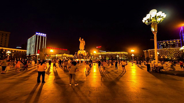 中国沈阳，2014年8月1日:晚上，人们(大妈)在中山广场跳舞视频素材
