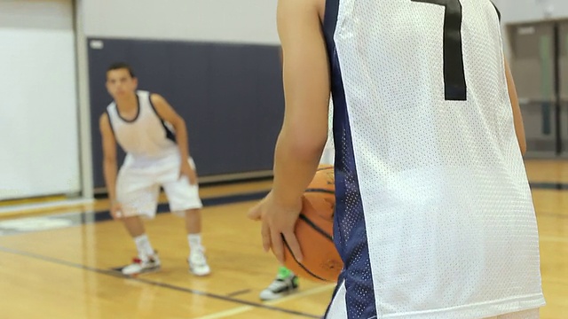 男子高中篮球运动员投篮罚球视频素材