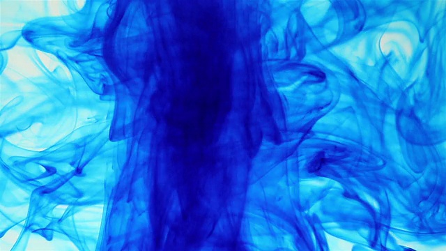 彩墨云在水中生长视频素材