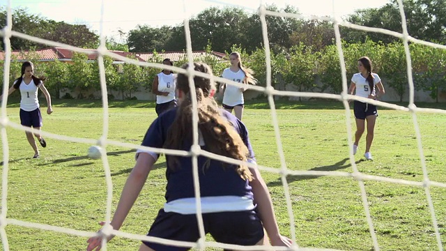高中女子足球队比赛的慢动作序列视频素材