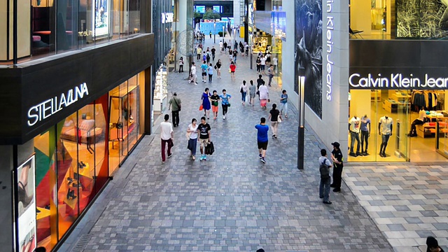 中国北京，2014年8月13日:年轻人的时尚漫步在中国北京的三里屯购物中心视频素材